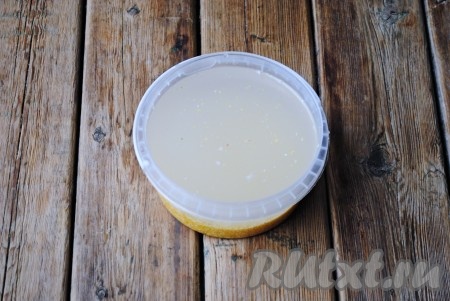 Кукурузную крупу промыть 3-4 раза холодной водой.&nbsp;
