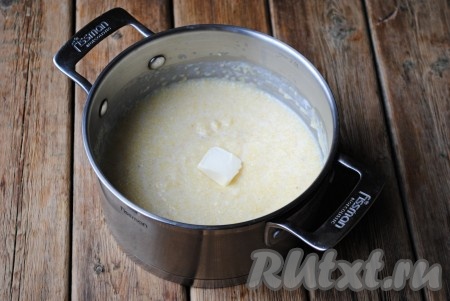 В готовую кукурузную кашу добавить кусочек сливочного масла, перемешать. 