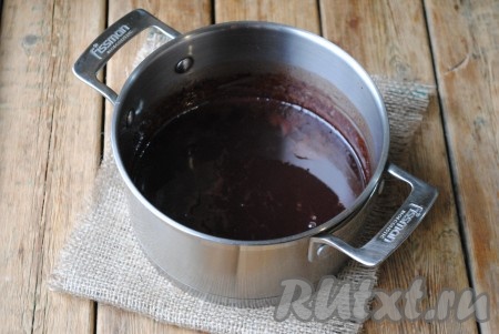 Непрерывно помешивая, варить 3-4 минуты на маленьком огне (до растворения кристаллов сахара).&nbsp;

