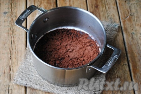 В закипевшее молоко всыпать какао-порошок и сахар, перемешать, разбивая комочки.&nbsp;
