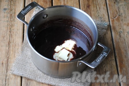 По истечении времени снять кастрюлю с огня, добавить сливочное масло, тщательно перемешать.&nbsp;
