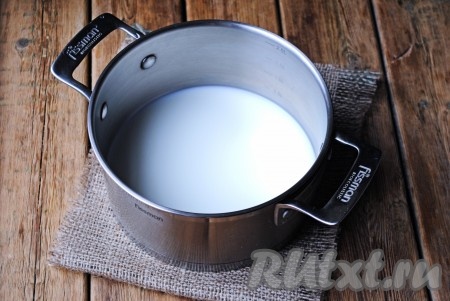 Вскипятить в кастрюле молоко.
