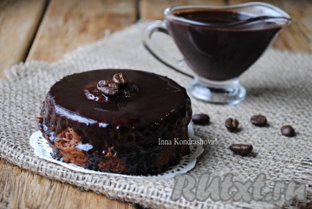 Дать глазури остыть до комнатной температуры и можно использовать&nbsp;для покрытия тортов, пирожных, печенья, пончиков или кексов.
