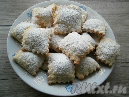 Выпекать печенье в разогретой до 180-190 градусов духовке около 20-25 минут. Готовое печенье остудить и посыпать сахарной пудрой.
