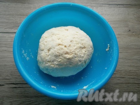 Замесить плотное, но не тугое тесто, которое нужно поместить в пакет и отправить в холодильник на 30-40 минут.