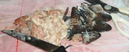 Почистить. Отрезать головы. Она такая нежная, что все легко делается с помощью кухонных ножниц.