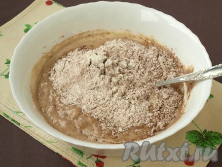 В несколько приёмов добавить сухую смесь в жидкую, перемешивая ложкой. В итоге тесто должно получиться, как сметана средней густоты.
