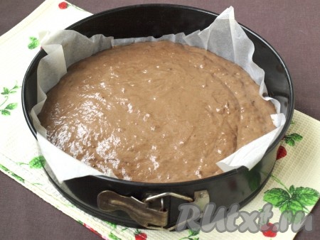 Застелить форму пергаментом и вылить в неё тесто.