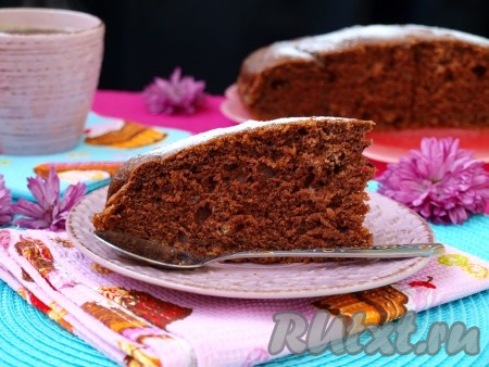 Бисквит, замешанный на кефире, получается вкусным. При желании, такой бисквит станет прекрасной основой для торта, для этого его нужно будет достать из духовки и оставить в покое на 10-12 часов, тогда он идеально разрежется на коржи. Я готовила этот бисквит просто к чаю, поэтому разрезала его ещё тёплым. Этот простой рецепт бисквита на кефире - очень удачный, выпечка по нему всегда получается отличной, попробуйте!
