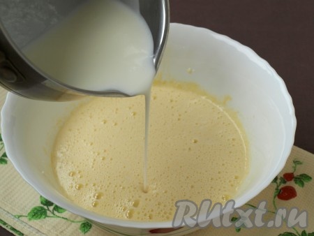 Добавить в яичную массу растительное масло и кефир, перемешать получившуюся жидкую смесь. У меня кефир был из холодильника, поэтому я его немного подогрела.
