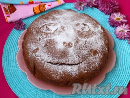 Духовку разогреть до 190 градусов и выпекать бисквит 35 минут. Проверить готовность деревянной шпажкой, если потребуется, то подержать бисквит в духовке ещё 5 минут. Остудить бисквит на решётке, затем посыпать сахарной пудрой. У меня вот такой улыбчивый бисквит получился.