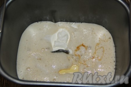 По истечении времени можно приступать к замешиванию теста, сделать это можно и вручную, и с помощью хлебопечки. Я замес теста сделала в хлебопечке, для этого в ведёрко влить опару, добавить яйца, растительное масло, растопленное не горячее сливочное масло, мёд и сметану. Затем добавить муку. Выставить режим "Замес теста" (в моей хлебопечке тесто замешивается 1,5 часа). Если замес теста делать руками, тогда в глубокой миске соединить опару, растительное и не горячее сливочное масло, яйца, мёд и сметану, слегка перемешать, затем, постепенно добавляя муку, замесить мягкое тесто. Накрыть миску пищевой плёнкой и оставить в тёплом месте часа на 1,5.
