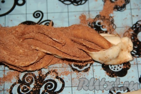 Перекрутить обе части разрезанного рулета разрезом вверх.
