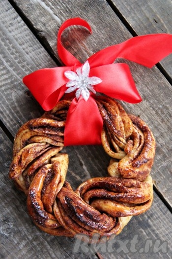 Выпекать в разогретой духовке при температуре 180 градусов, примерно, 35 минут. Готовый&nbsp;рождественский венок остудить и переложить на красивую доску или тарелку. В роли украшения можно перевязать венок яркой лентой и посыпать слегка сахарной пудрой, как снежок. Пирог получается и нарядным, и вкусным, попробуйте!
