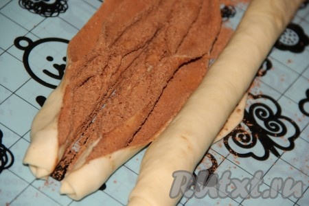 Затем разрезать рулет на две части в длину.