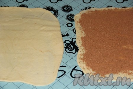 Разделить тесто на две части. У нас получится два веночка. Раскатать каждую часть теста в прямоугольный пласт. Для приготовления начинки соединить тёртый шоколад, какао, корицу, коричневый сахар, тщательно перемешать. Каждую часть теста присыпать начинкой.

