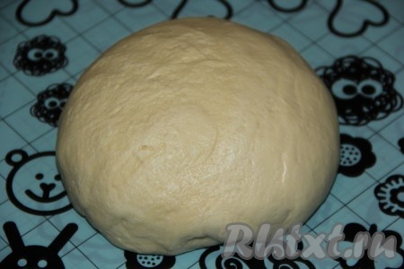 Готовое дрожжевое тесто хорошо поднимется. Выложить тесто на силиконовый коврик или на стол, присыпанный мукой, и обмять его. Накрыть тесто полотенцем и оставить отдохнуть минут 30.
