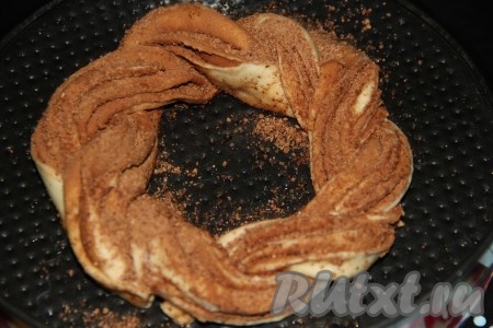 Перенести плетёнку на противень, предварительно смазанный растительным маслом или застеленный пергаментом, сформировать круг, края теста хорошо скрепить и оставить венок на 1 час для расстойки. Аналогично сформировать и второй рождественский венок.
