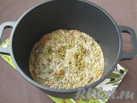 После этого залить мясо водой из общего количества так, чтобы вода полностью покрыла мясо, посолить, накрыть казан крышкой, после закипания уменьшить огонь. Готовить 30 минут на небольшом огне. Маш промыть и добавить в казан, готовить под закрытой крышкой ещё 35-40 минут, пока маш не начнёт лопаться.
