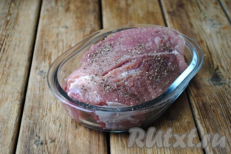 Соль и молотый чёрный перец массажными движения втереть в мясо так, чтобы оно равномерно было покрыто специями со всех сторон.

