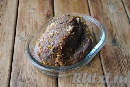 Дать мясу немного остыть, обмазать его зёрнами горчицы, приправой к мясу и измельчённым чесноком.&nbsp;
