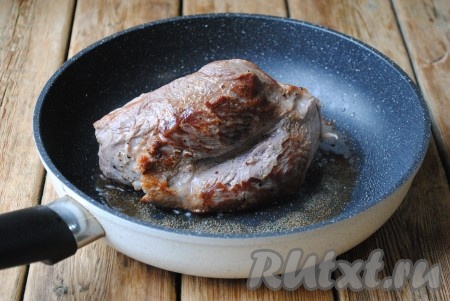 Разогреть хорошо сковороду с растительным маслом. Обжарить кусок свинины на сильном огне со всех сторон до образования корочки. Образовавшаяся корочка не даст соку выделяться из мяса в процессе запекания в духовке, в результате свинина получится сочной и мягкой. 