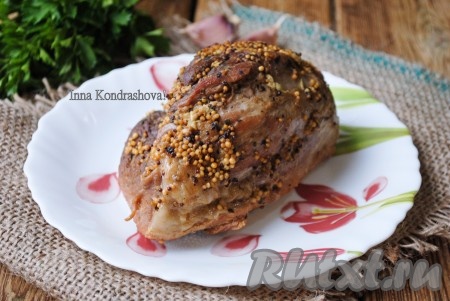 Готовое мясо достать из духовки, фольгу развернуть.
