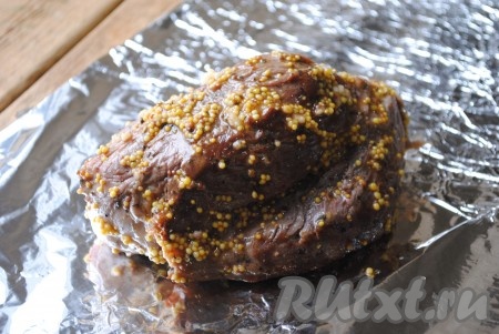 Кусок свинины выложить на фольгу, плотно завернуть конвертиком, переложить на противень и отправить на 1 час в духовку, разогретую до 200 градусов.&nbsp;

