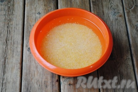 Кукурузную крупу 3-4 раза промыть холодной водой.&nbsp;
