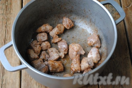 В казане или в толстостенной кастрюле разогреть растительное масло, выложить кусочки мяса и обжаривать 3-4 минуты&nbsp;на сильном огне, не забывая помешивать. За это время на мясе должна образоваться золотистая корочка.