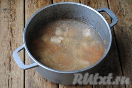 Когда овощи станут мягкими, добавить воду, после закипания уменьшить огонь и варить до готовности мяса (я варила 35 минут).&nbsp;
