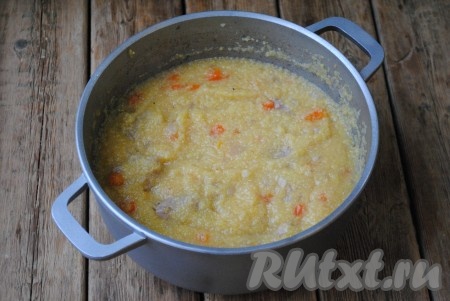 За это время кукурузная крупа должна свариться, а вся жидкость должна "уйти".&nbsp; Готовую кашу с мясом снять с огня и, накрыв крышкой, дать настояться минут 15-20.