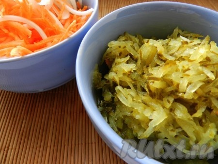 Порезать лук, морковь, огурцы натереть на терке. 