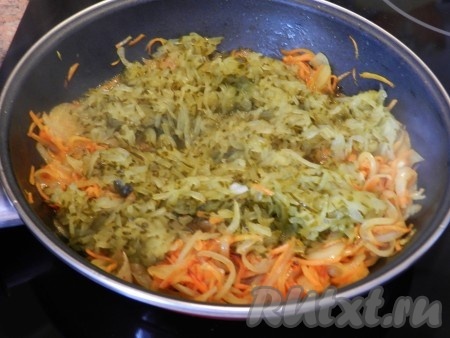Обжарить в сковороде на растительном масле лук и морковь, добавить огурцы вместе с соком, добавить по вкусу черный молотый перец и молотый кориандр. Накрыть крышкой и немного потушить.