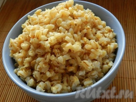 Так как в этом варианте рассольник варится на курином бульоне, перловую крупу сварить отдельно.