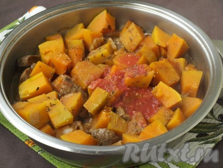 Затем тыкву посолить и добавить томатный соус, перемешать, снова довести до кипения.
