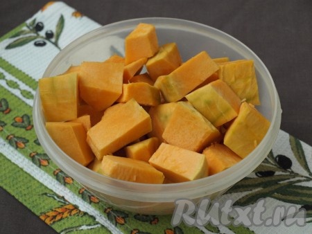 За это время нарезать крупными кубиками тыкву. Мелко нарезать не советую, если вам хочется, чтобы тыква не развалилась, а сохранила свою форму. Если нарезать мелко, тыква превратится в соус - это тоже вкусно, но не так красиво.
