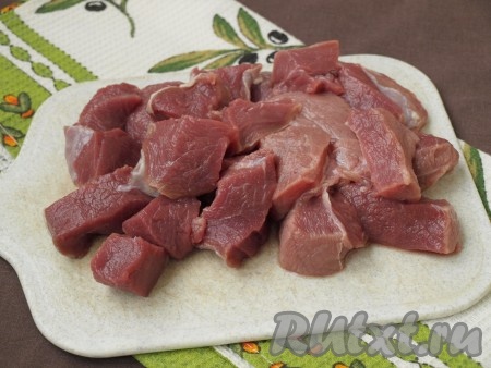 Нарезать кусочками средней величины говядину.