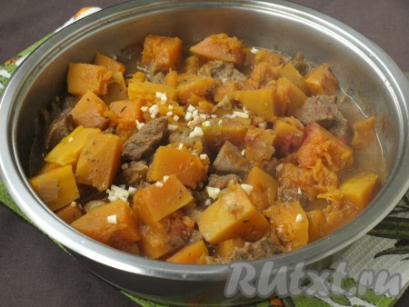 Измельчить чеснок, добавить в сковороду, накрыть крышкой и снять с огня.