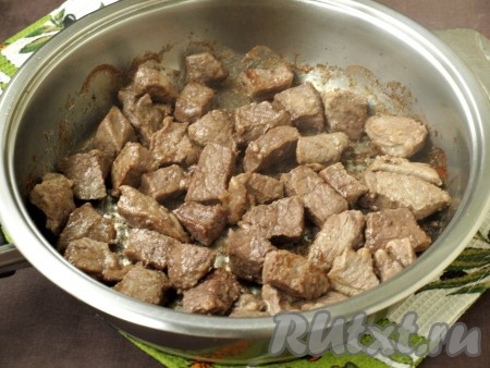 В сковороду налить растительное масло и хорошо разогреть, выложить мясо и обжарить со всех сторон на среднем огне до румяной корочки.
