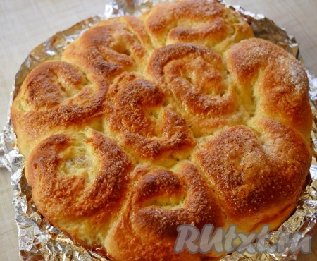 Пирог с начинкой из фейхоа выпекаем при температуре 180 градусов около 30-35 минут. Готовый ароматный пирог достаем из духовки, накрываем полотенцем и даем остыть.
