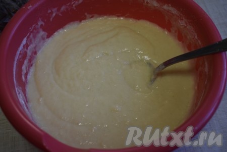 Во время замеса можно смазывать руки растительным маслом и, если понадобится, понемного добавлять муку.
