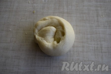 А затем рулетик скручиваем в улитку.
