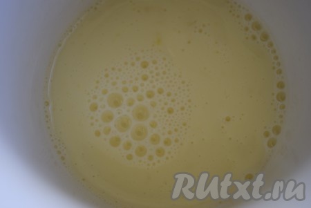 Отправляем пирог на расстойку, примерно, на 30-40 минут. Пока пирог расстаивается, смешиваем яйцо с молоком при помощи вилки до однородности.