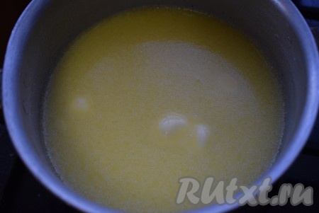 Поставить кастрюльку на огонь и прогреть смесь на медленном огне, для того чтобы растопить сливочное масло и сахар.
