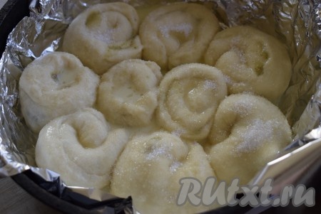 Смазываем молочно-яичной смесью наш уже хорошо подошедший пирог, посыпаем сверху каждую булочку сахаром и ставим в разогретую духовку.