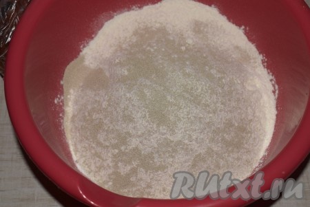 Всыпать сухие дрожжи к муке и перемешать.
