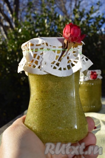 Пока тесто подходит, можно приготовить начинку: плоды фейхоа вымыть, обсушить, разрезать на половинки, прокрутить их в измельчителе или мясорубке. Смешать получившуюся кашицу с сахаром и дать постоять до растворения сахара (в течение минут 30). Так как мы сразу будем использовать начинку в пироге, то пропорции сахара и фейхоа можно корректировать, уменьшая количество сахара по вашему вкусу. Я использовала уже заранее перекрученную смесь из фейхоа с сахаром.