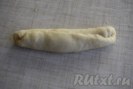 Скручиваем заготовку в рулетик.
