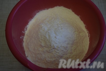 Для приготовления теста насыпать в миску просеянную муку.